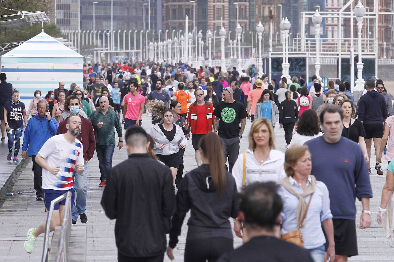 Desde las 6 de esta mañana, deportistas y paseantes reconquistaban las calles del Principado