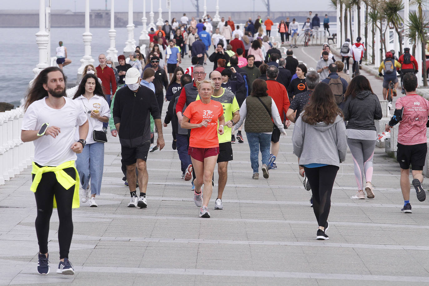 Desde las 6 de esta mañana, deportistas y paseantes reconquistaban las calles, paseos y playas tras más de 40 días confinados.