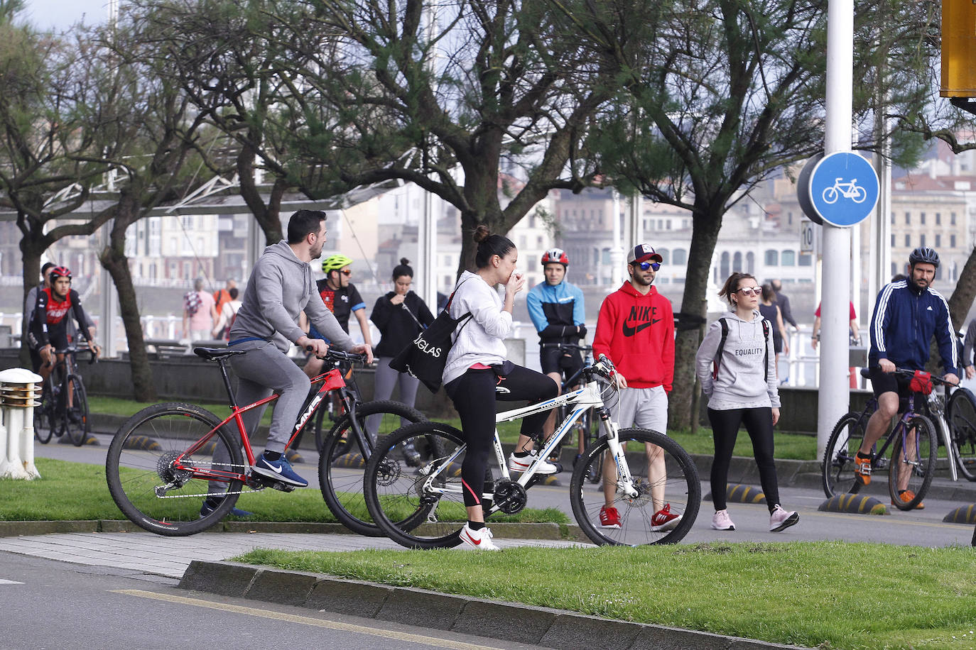 Desde las 6 de esta mañana, deportistas y paseantes reconquistaban las calles, paseos y playas tras más de 40 días confinados.