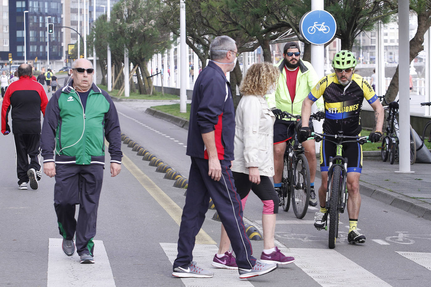 Desde las 6 de esta mañana, deportistas y paseantes reconquistaban las calles, paseos y playas tras más de 40 días confinados.