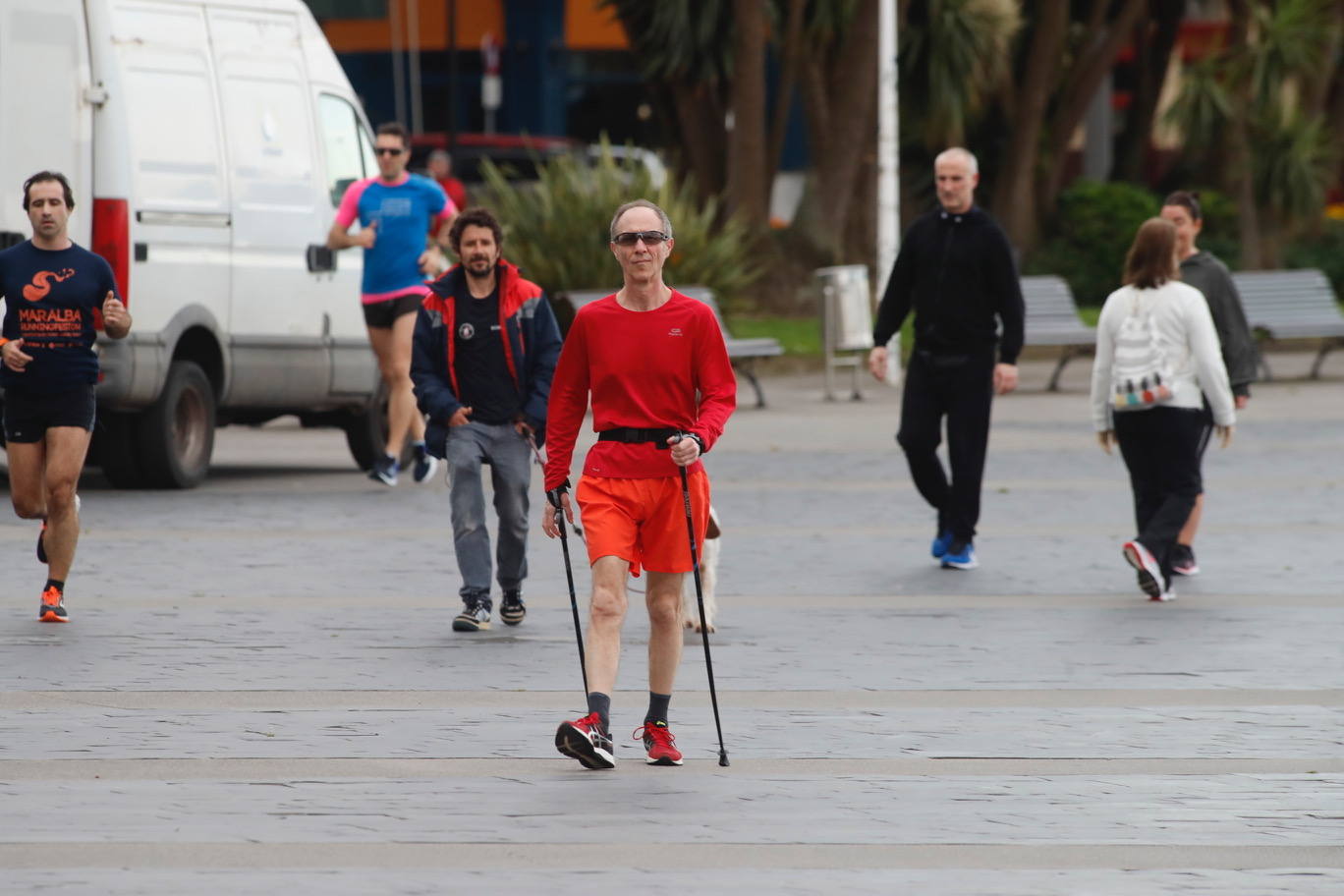 Desde las 6 de esta mañana, deportistas y paseantes reconquistaban las calles, paseos y playas tras más de 40 días confinados.