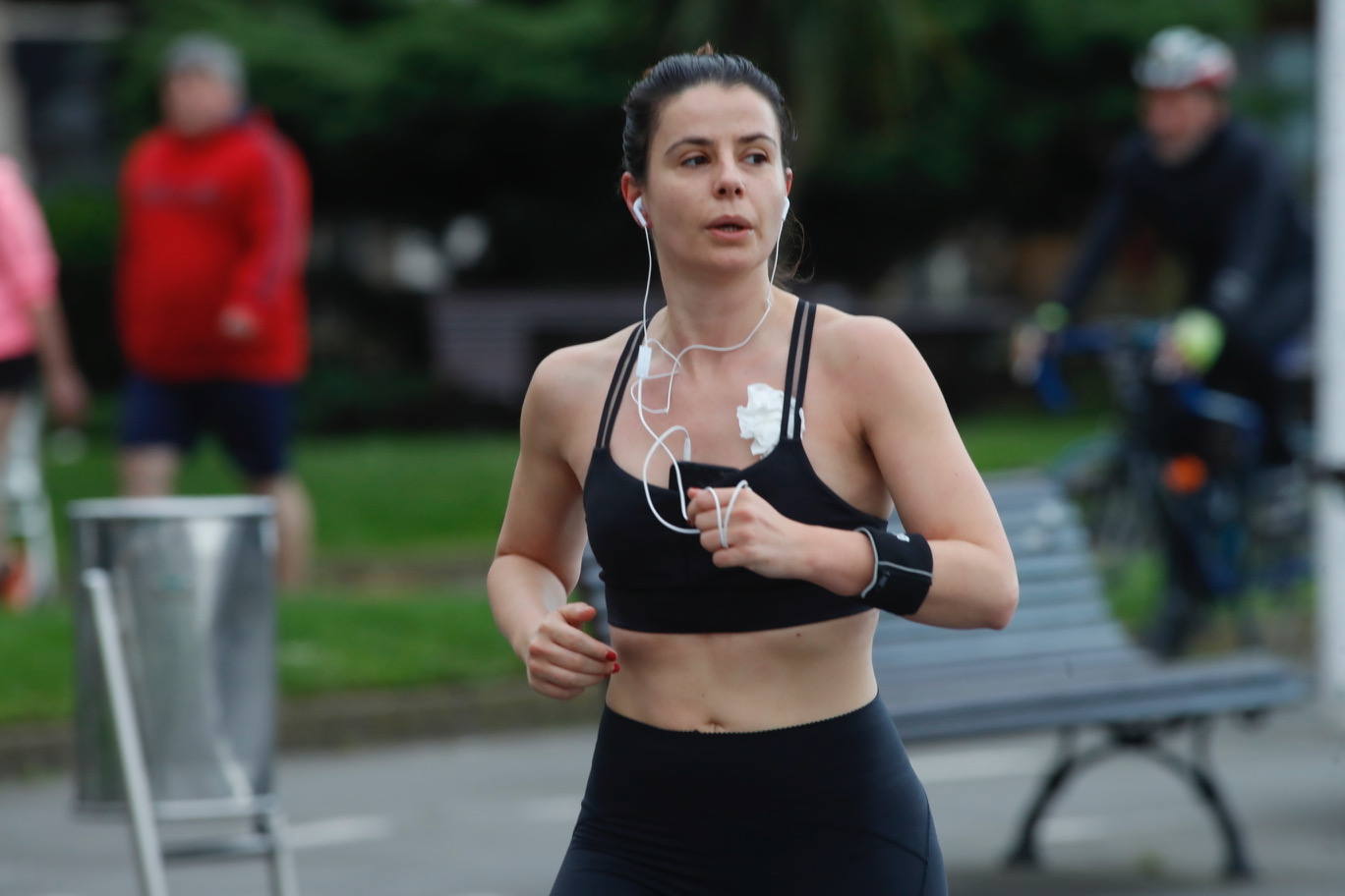 Desde las 6 de esta mañana, deportistas y paseantes reconquistaban las calles, paseos y playas tras más de 40 días confinados.