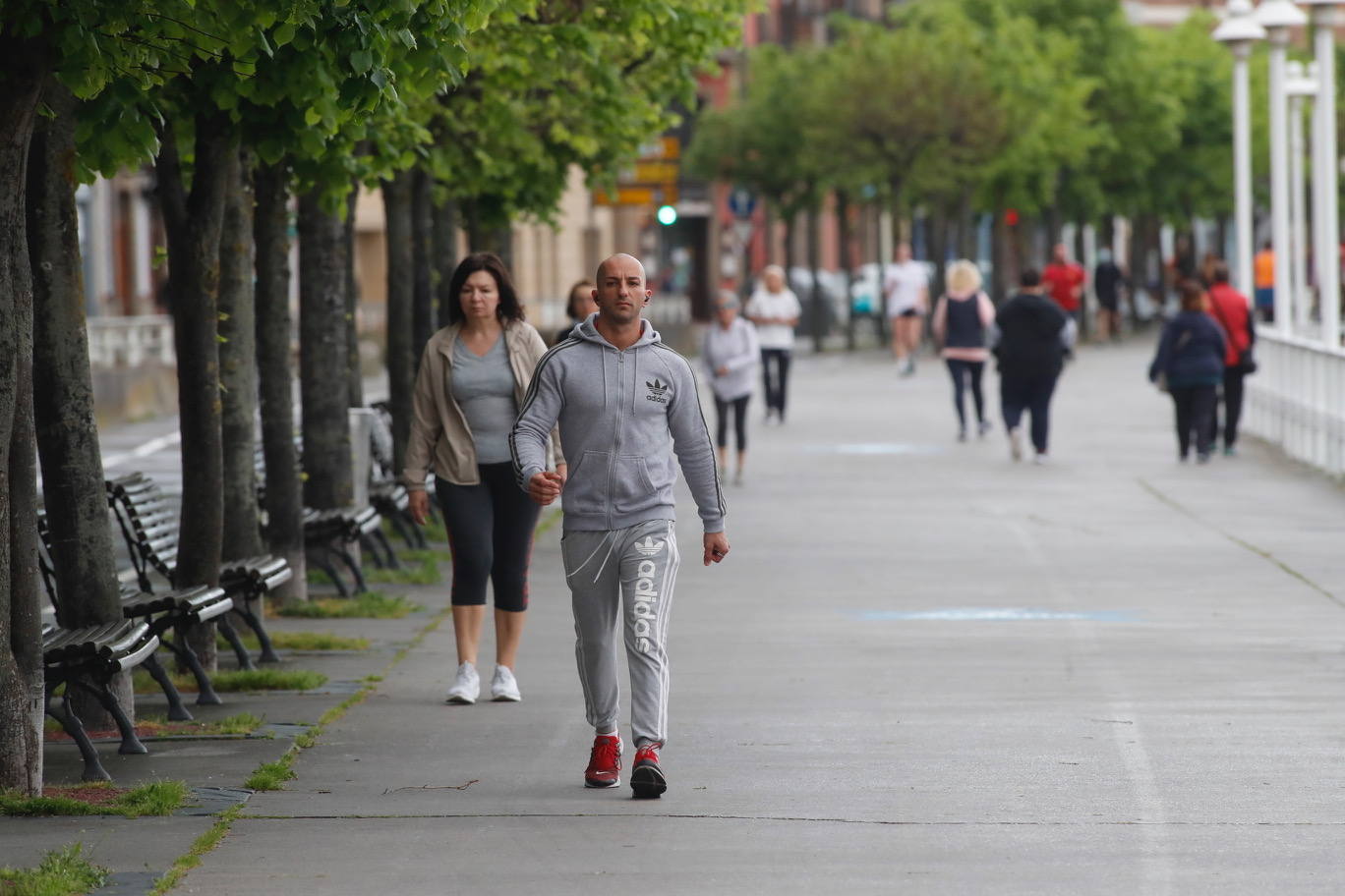 Desde las 6 de esta mañana, deportistas y paseantes reconquistaban las calles, paseos y playas tras más de 40 días confinados.