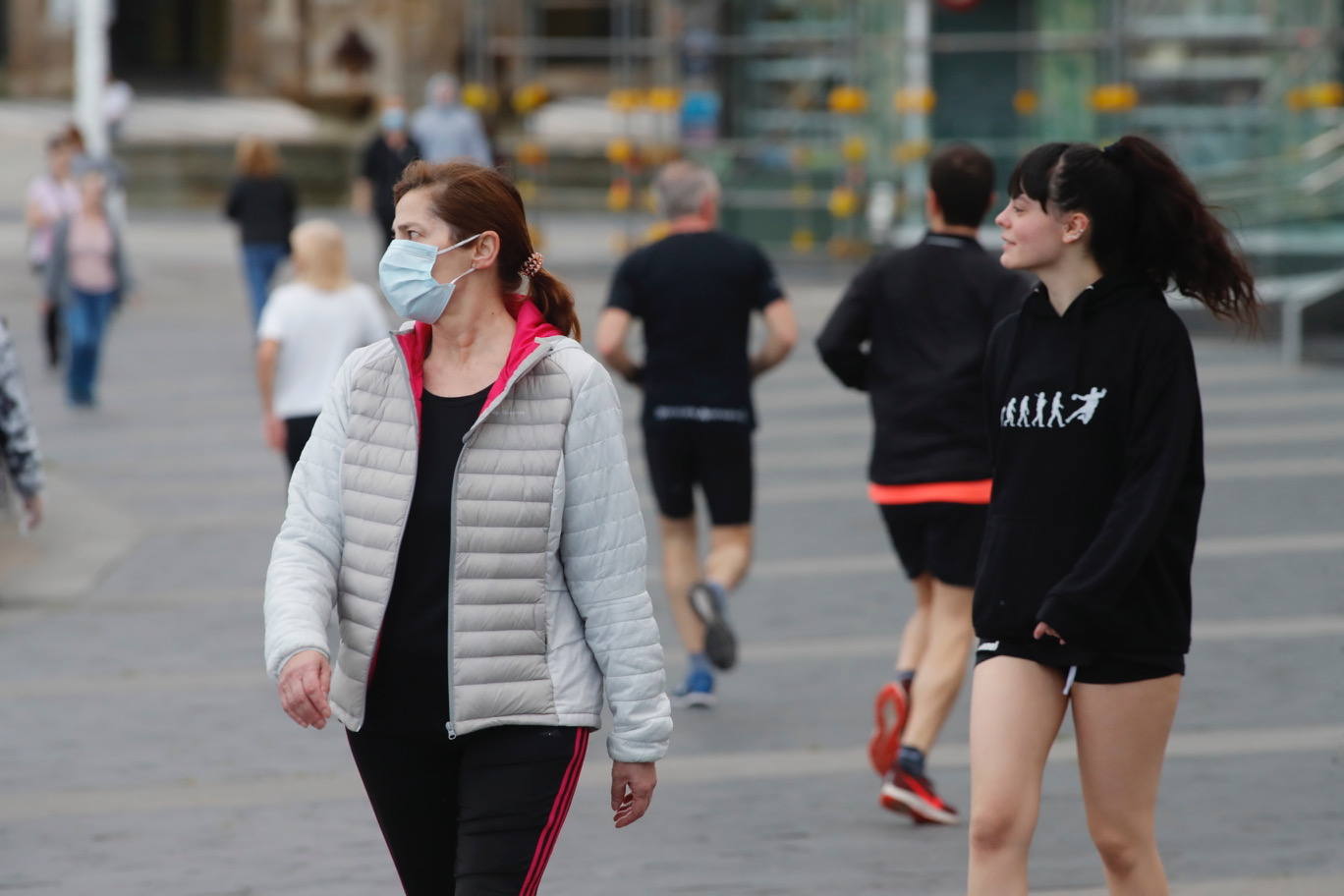 Desde las 6 de esta mañana, deportistas y paseantes reconquistaban las calles, paseos y playas tras más de 40 días confinados.