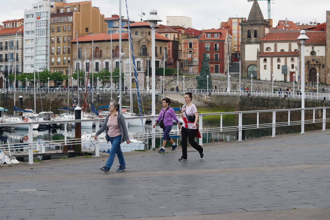 Desde las 6 de esta mañana, deportistas y paseantes reconquistaban las calles, paseos y playas tras más de 40 días confinados.