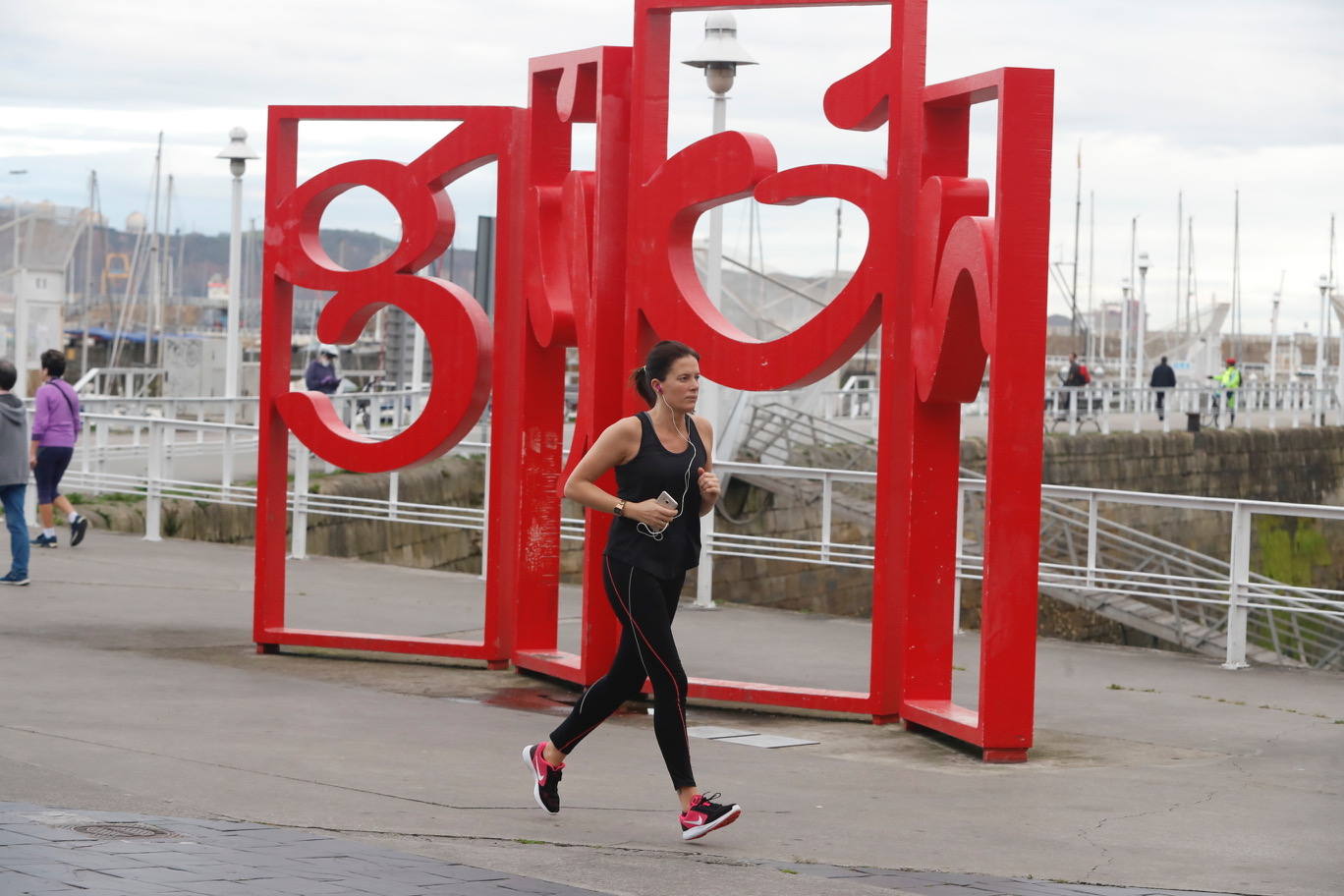 Desde las 6 de esta mañana, deportistas y paseantes reconquistaban las calles, paseos y playas tras más de 40 días confinados.