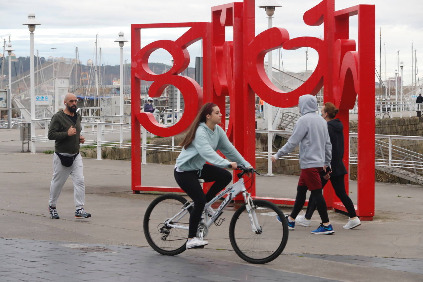 Desde las 6 de esta mañana, deportistas y paseantes reconquistaban las calles, paseos y playas tras más de 40 días confinados.