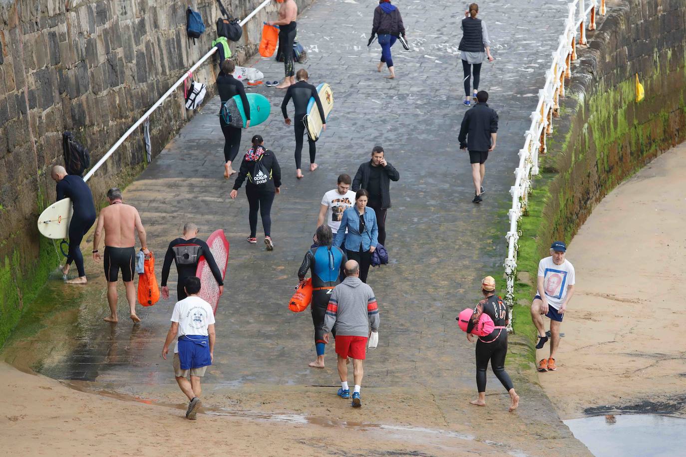 Desde las 6 de esta mañana, deportistas y paseantes reconquistaban las calles, paseos y playas tras más de 40 días confinados.