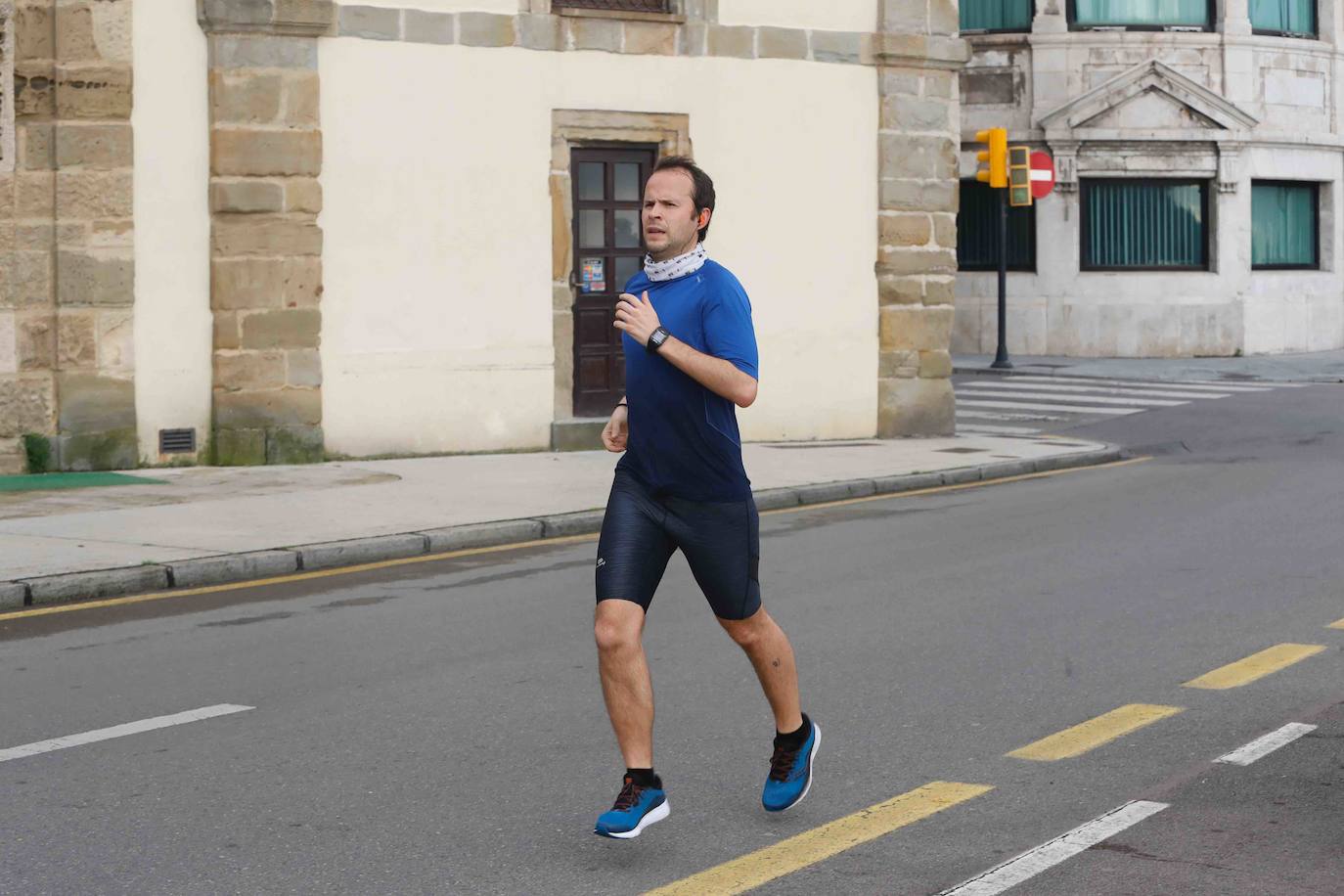 Desde las 6 de esta mañana, deportistas y paseantes reconquistaban las calles, paseos y playas tras más de 40 días confinados.