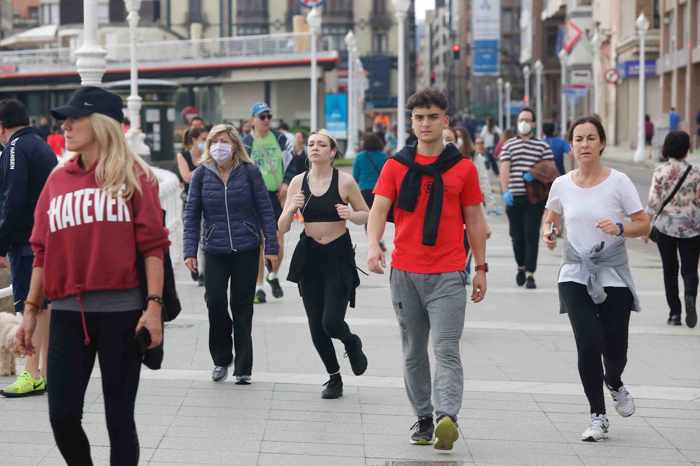 Desde las 6 de esta mañana, deportistas y paseantes reconquistaban las calles del Principado