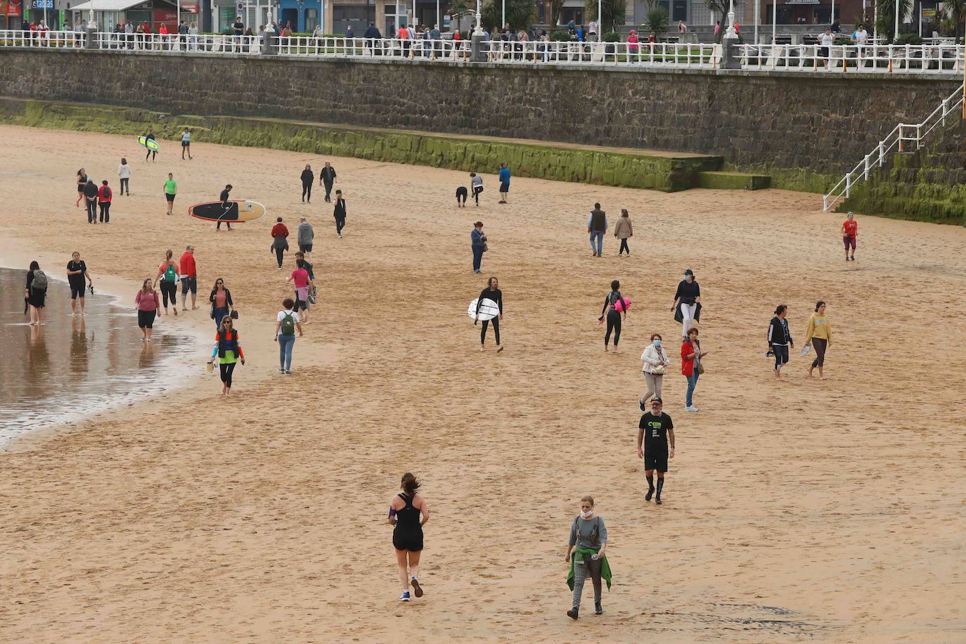 Desde las 6 de esta mañana, deportistas y paseantes reconquistaban las calles, paseos y playas tras más de 40 días confinados.