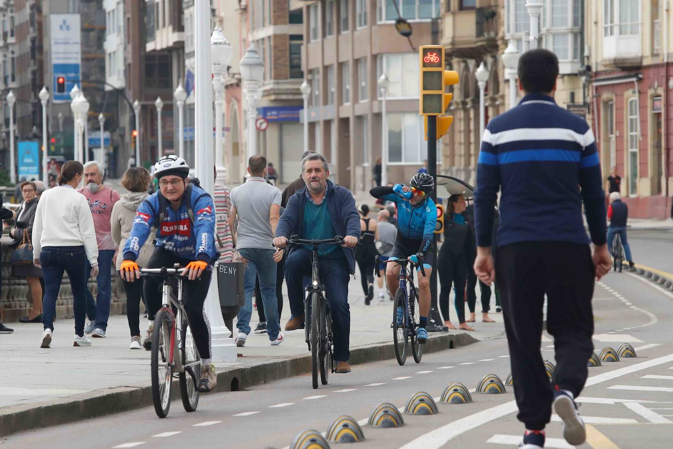 Desde las 6 de esta mañana, deportistas y paseantes reconquistaban las calles, paseos y playas tras más de 40 días confinados.