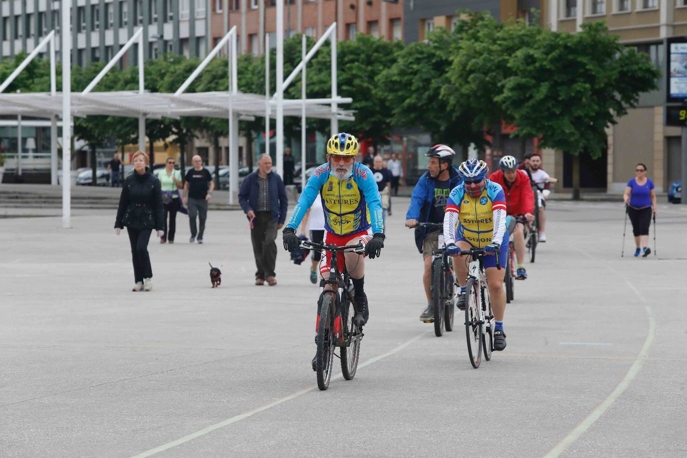 Desde las 6 de esta mañana, deportistas y paseantes reconquistaban las calles, paseos y playas tras más de 40 días confinados.