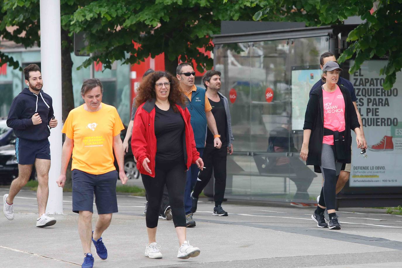 Desde las 6 de esta mañana, deportistas y paseantes reconquistaban las calles, paseos y playas tras más de 40 días confinados.