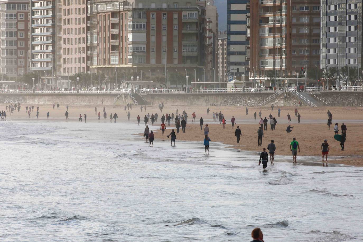 Desde las 6 de esta mañana, deportistas y paseantes reconquistaban las calles del Principado