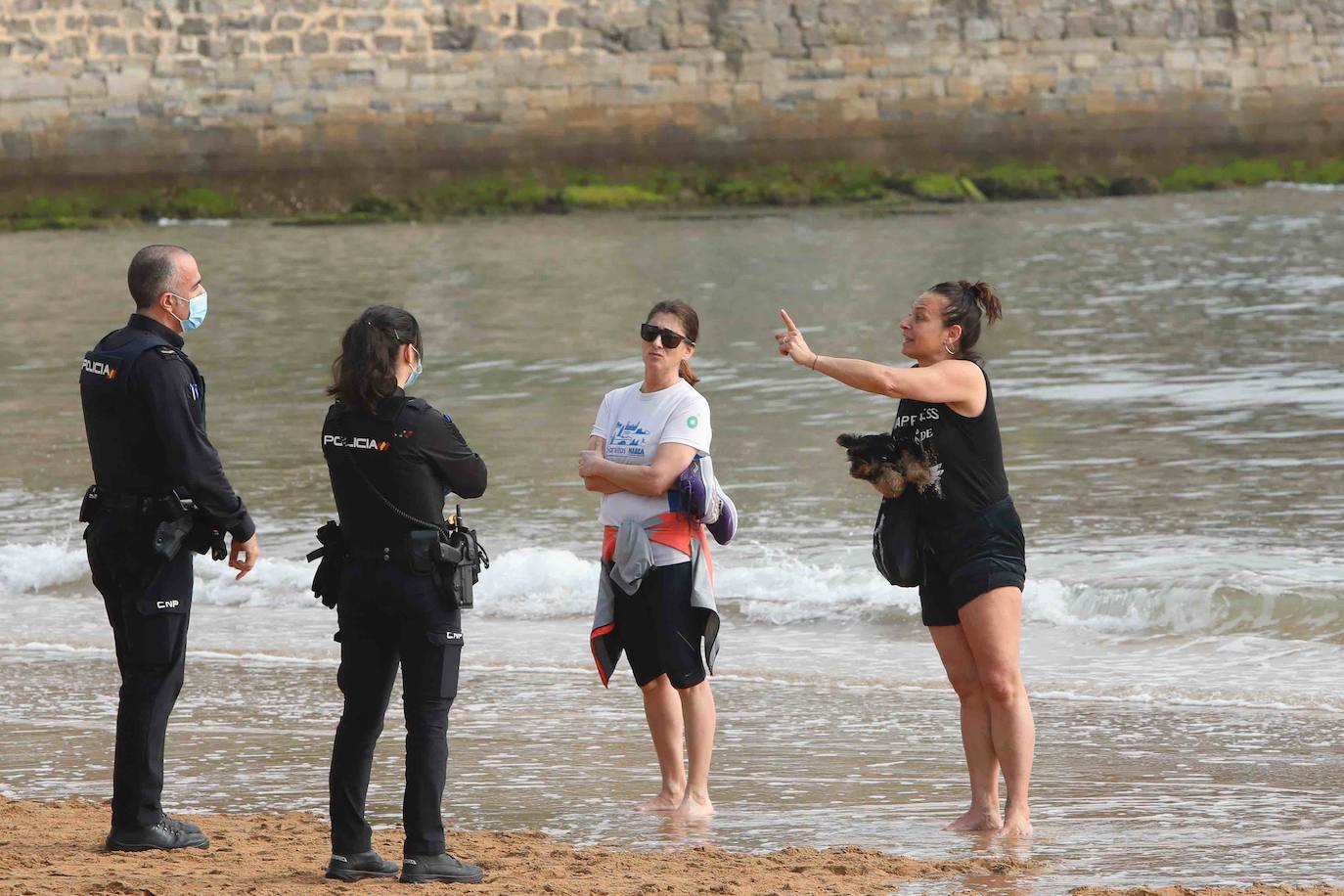 Desde las 6 de esta mañana, deportistas y paseantes reconquistaban las calles, paseos y playas tras más de 40 días confinados.