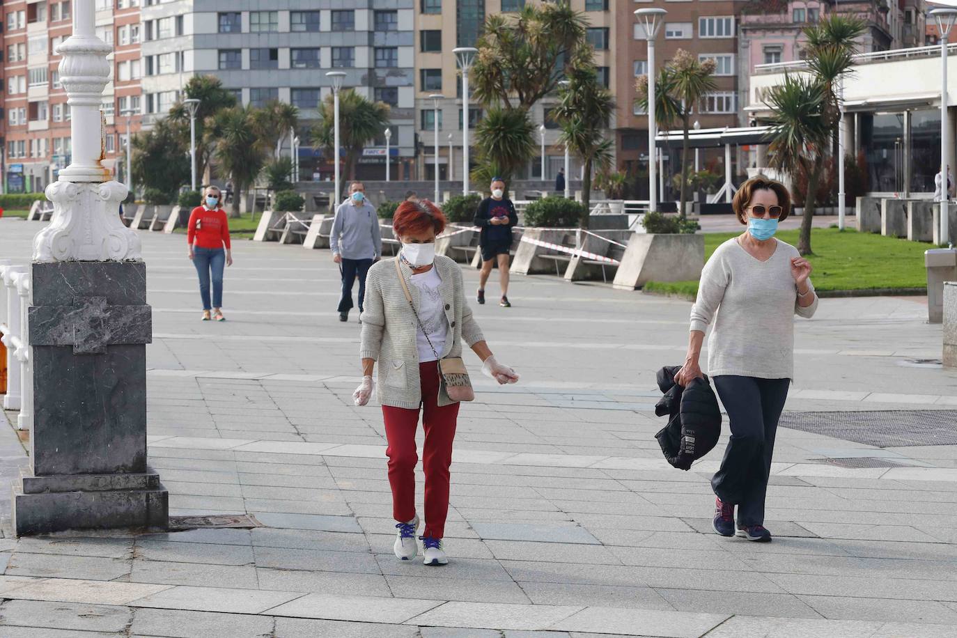Desde las 6 de esta mañana, deportistas y paseantes reconquistaban las calles, paseos y playas tras más de 40 días confinados.