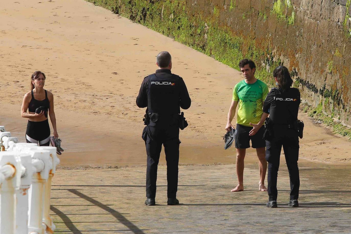 Desde las 6 de esta mañana, deportistas y paseantes reconquistaban las calles, paseos y playas tras más de 40 días confinados.