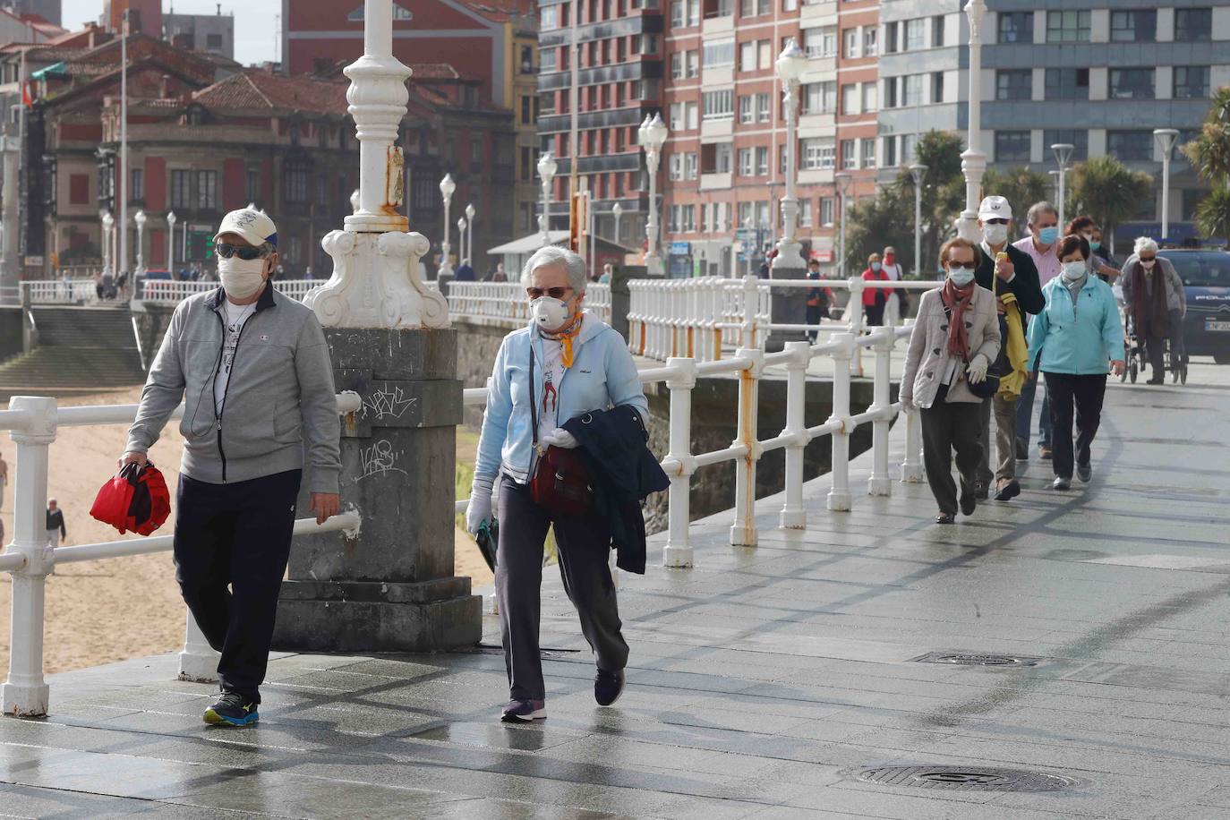 Desde las 6 de esta mañana, deportistas y paseantes reconquistaban las calles, paseos y playas tras más de 40 días confinados.