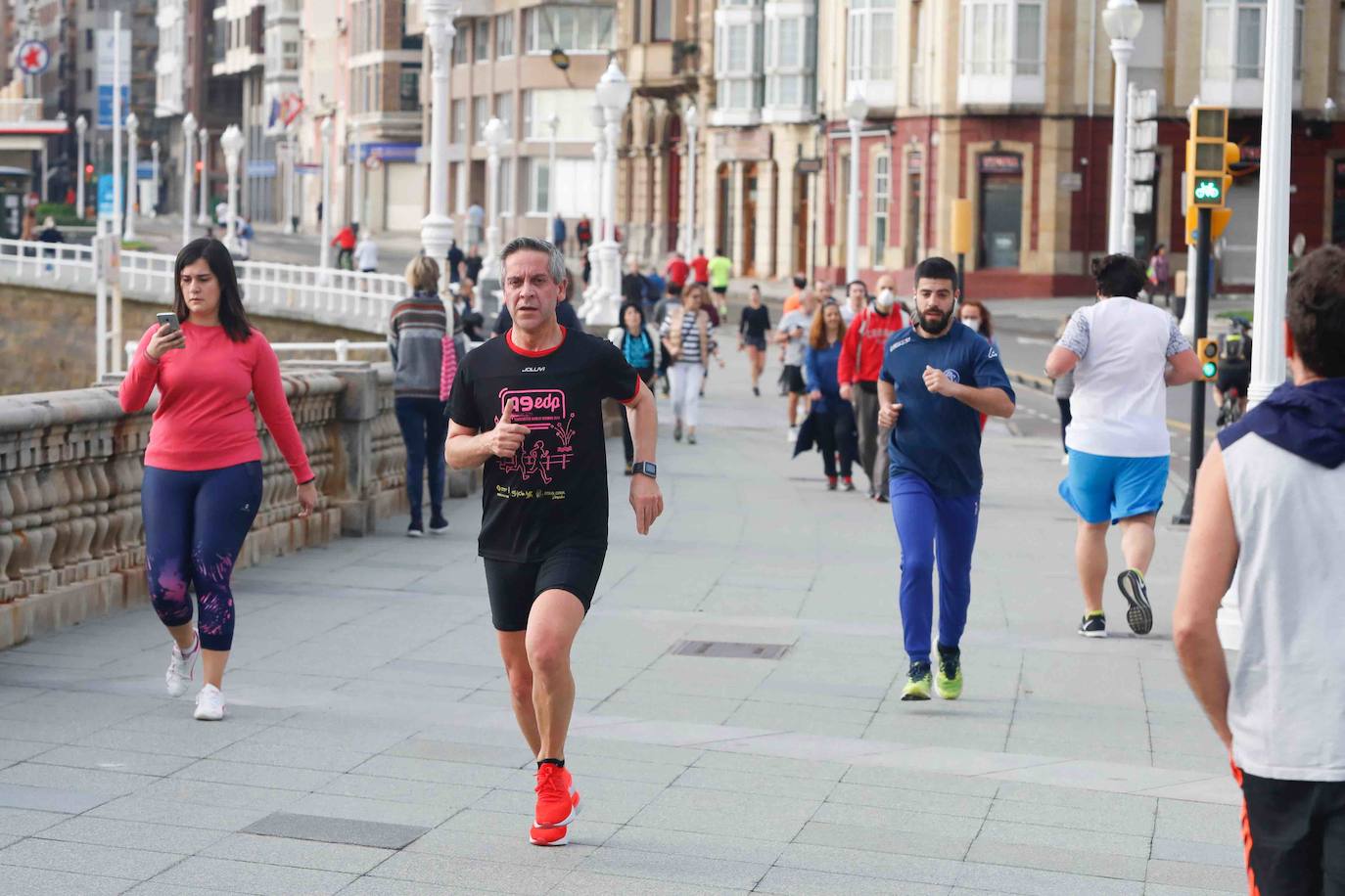 Desde las 6 de esta mañana, deportistas y paseantes reconquistaban las calles, paseos y playas tras más de 40 días confinados.