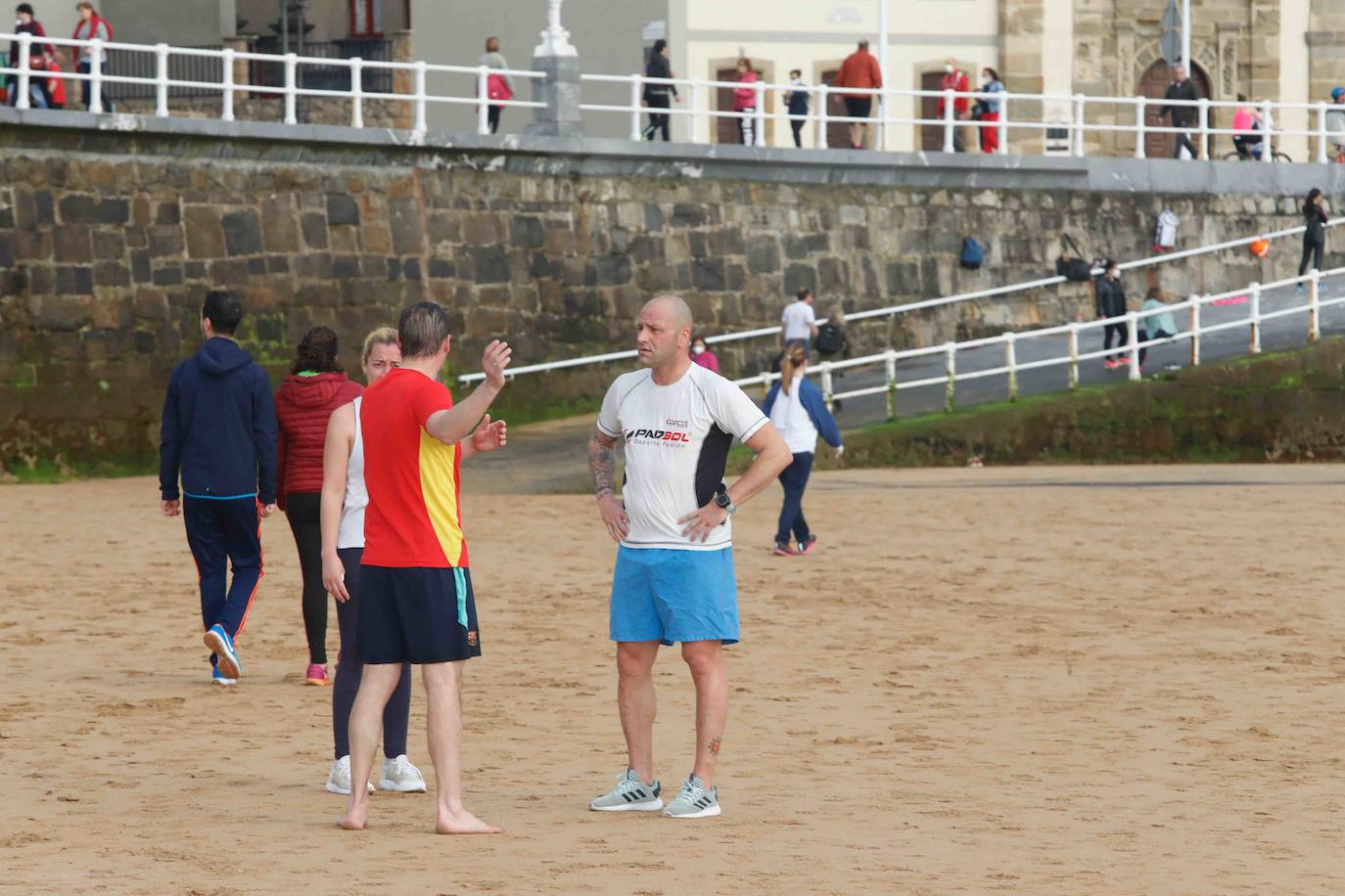 Desde las 6 de esta mañana, deportistas y paseantes reconquistaban las calles, paseos y playas tras más de 40 días confinados.