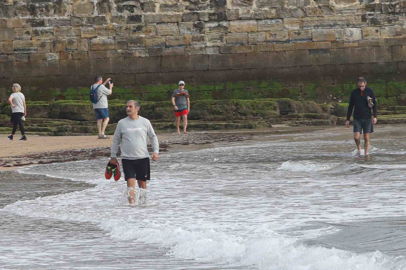 Desde las 6 de esta mañana, deportistas y paseantes reconquistaban las calles, paseos y playas tras más de 40 días confinados.