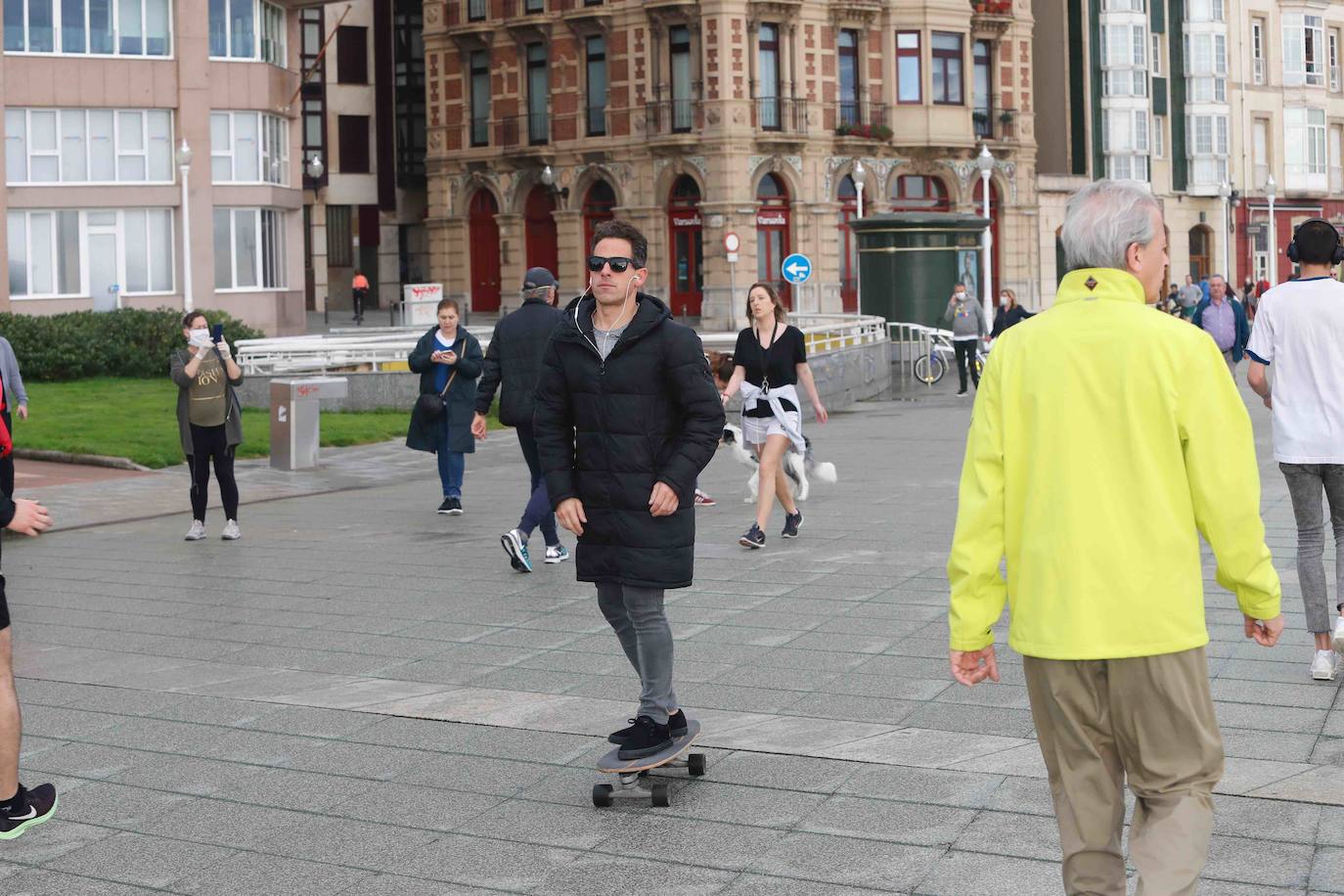 Desde las 6 de esta mañana, deportistas y paseantes reconquistaban las calles, paseos y playas tras más de 40 días confinados.