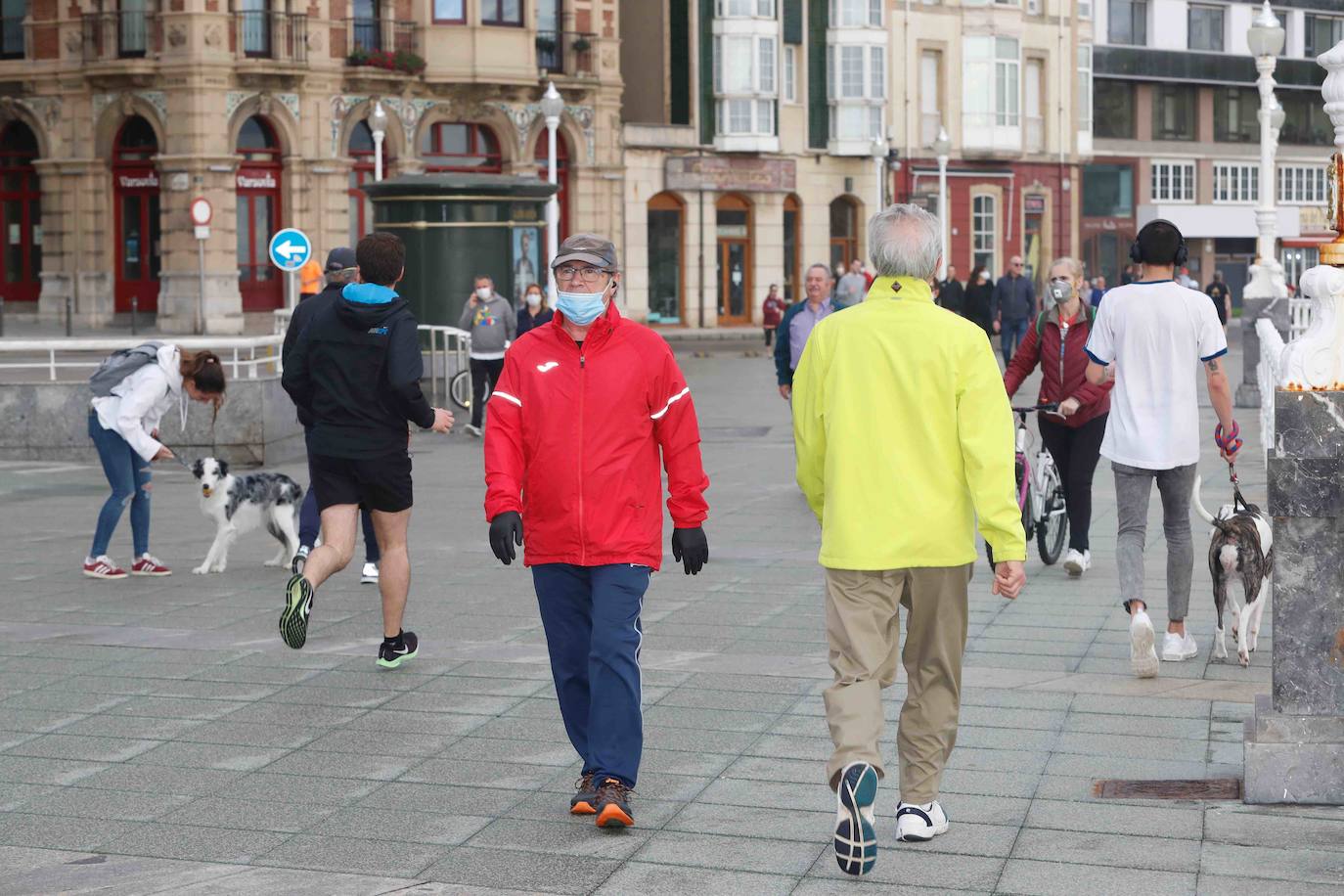 Desde las 6 de esta mañana, deportistas y paseantes reconquistaban las calles, paseos y playas tras más de 40 días confinados.