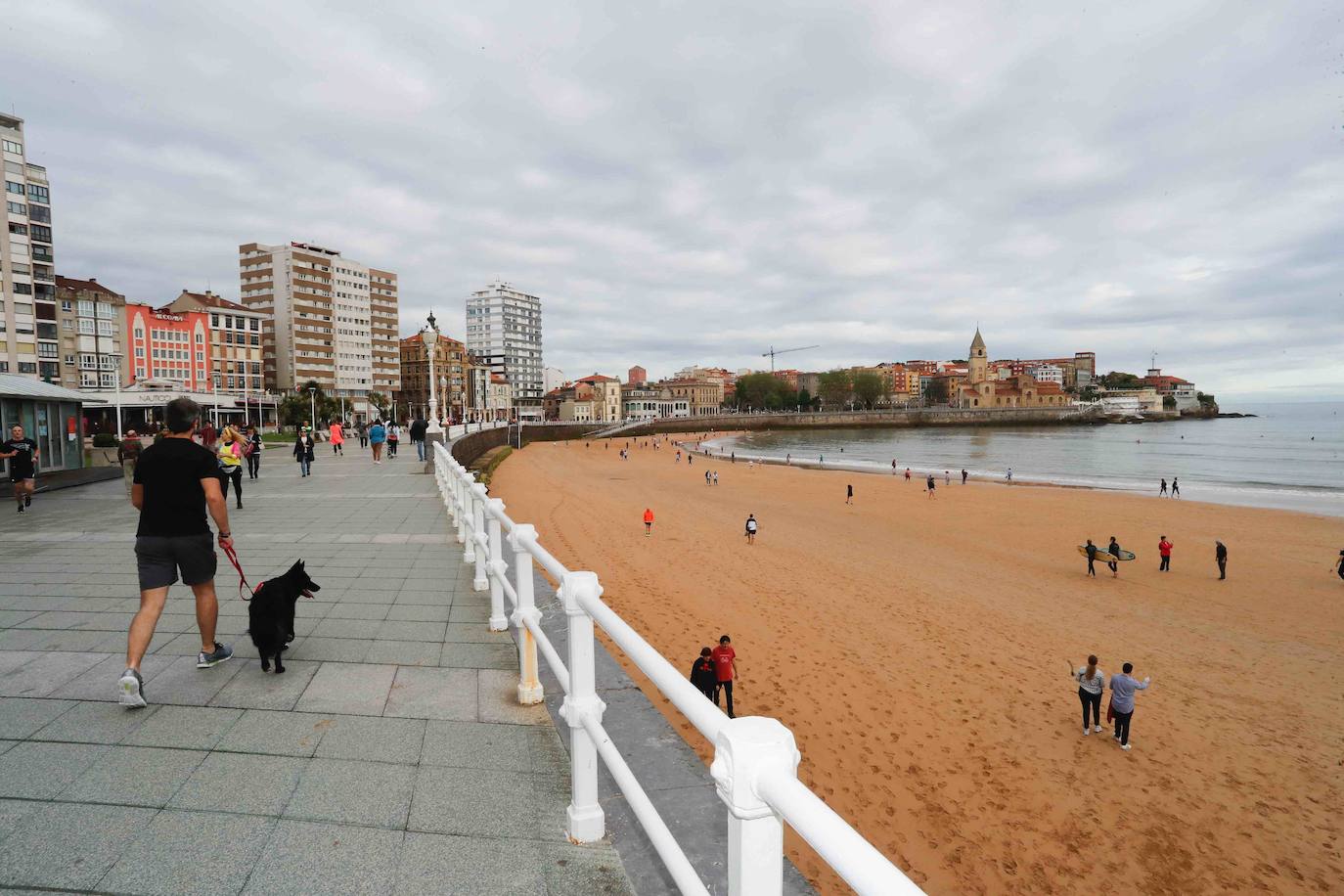 Desde las 6 de esta mañana, deportistas y paseantes reconquistaban las calles, paseos y playas tras más de 40 días confinados.