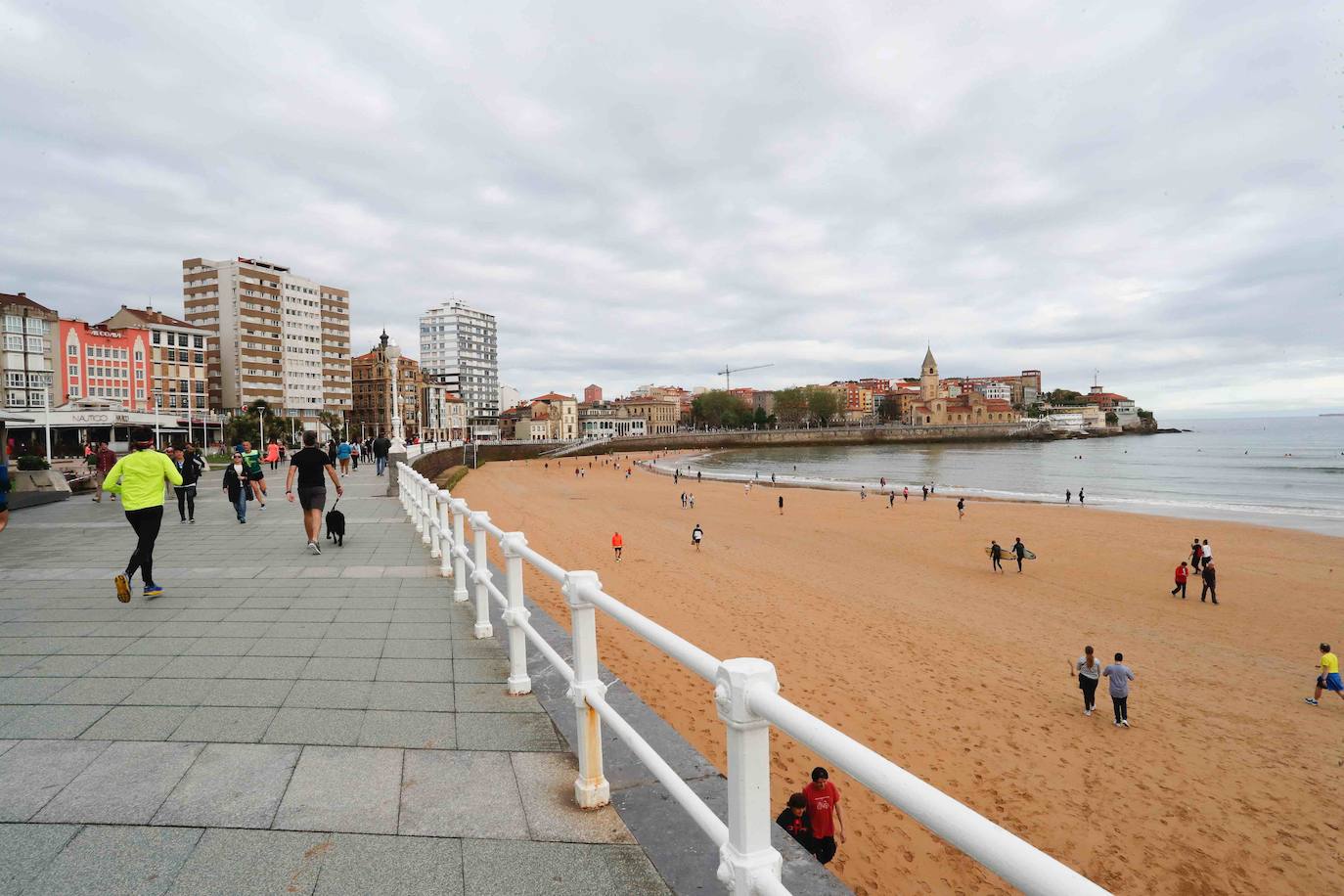 Desde las 6 de esta mañana, deportistas y paseantes reconquistaban las calles, paseos y playas tras más de 40 días confinados.