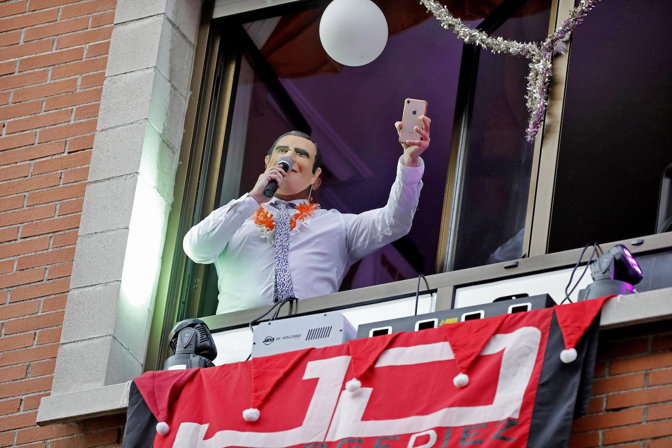 Los vecinos de Contrueces quisieron comenzar la desescalada de una manera original. Como si de Nochevieja se tratara, recibieron esta fase con campanadas, uvas y música.