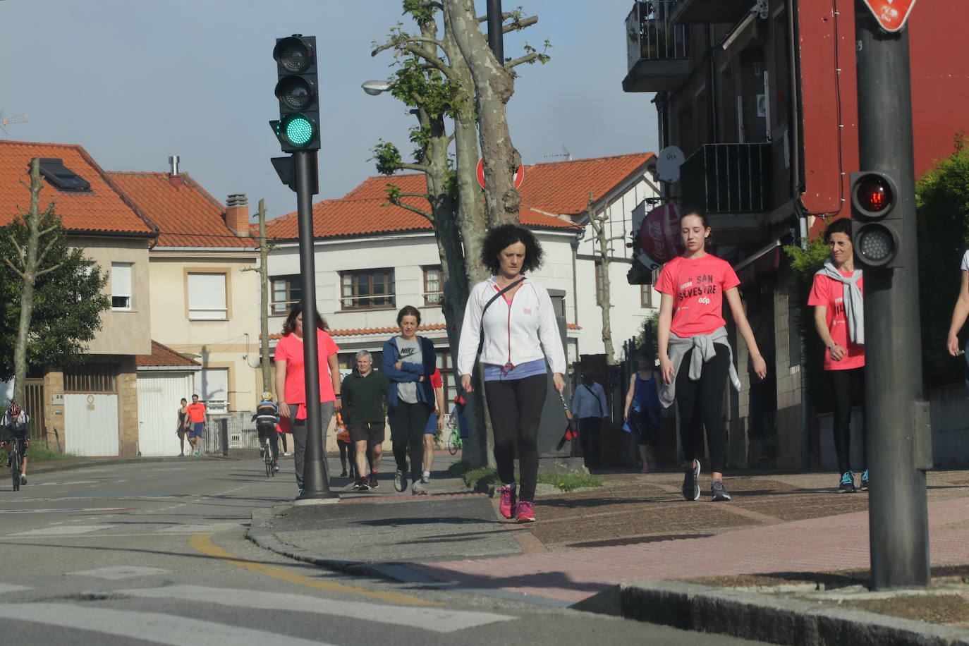 Las salidas de los asturianos para pasear o hacer deporte son algo más contenidas este domingo, aunque la afluencia sigue siendo importante en playas y parques. El control policial se intensifica en esta segunda jornada de libertad.