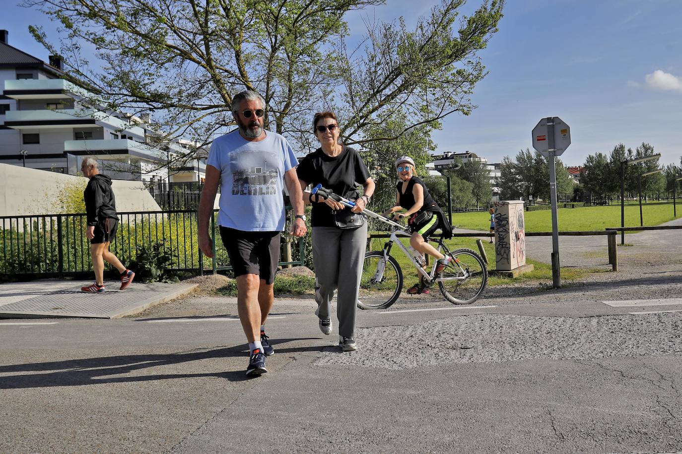 Las salidas de los asturianos para pasear o hacer deporte son algo más contenidas este domingo, aunque la afluencia sigue siendo importante en playas y parques. El control policial se intensifica en esta segunda jornada de libertad.