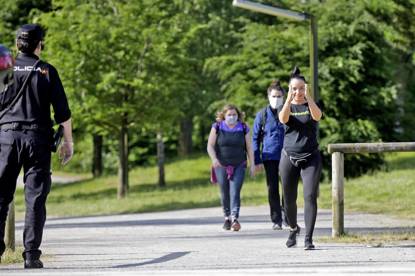Las salidas de los asturianos para pasear o hacer deporte son algo más contenidas este domingo, aunque la afluencia sigue siendo importante en playas y parques. El control policial se intensifica en esta segunda jornada de libertad.