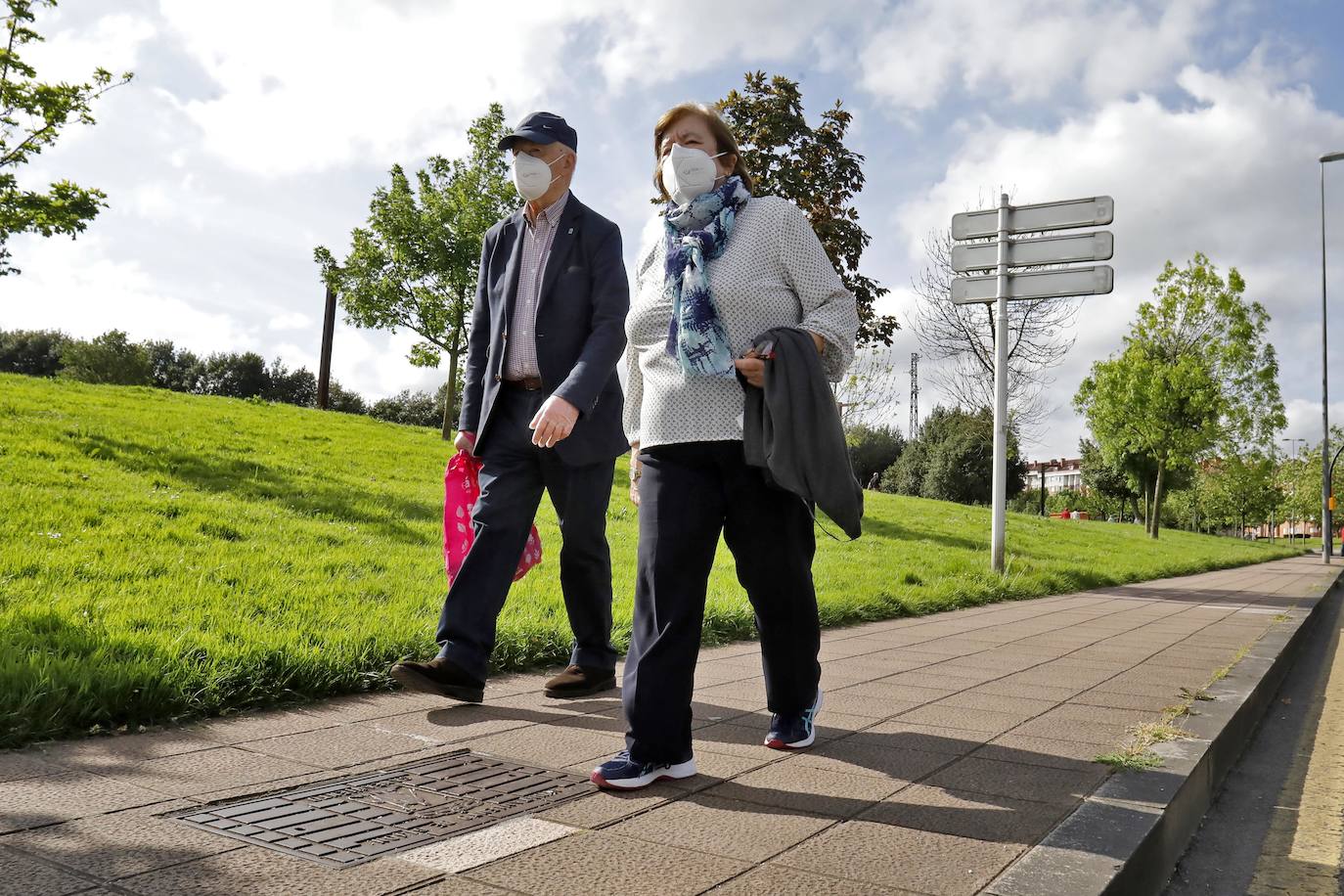 Las salidas de los asturianos para pasear o hacer deporte son algo más contenidas este domingo, aunque la afluencia sigue siendo importante en playas y parques. El control policial se intensifica en esta segunda jornada de libertad.