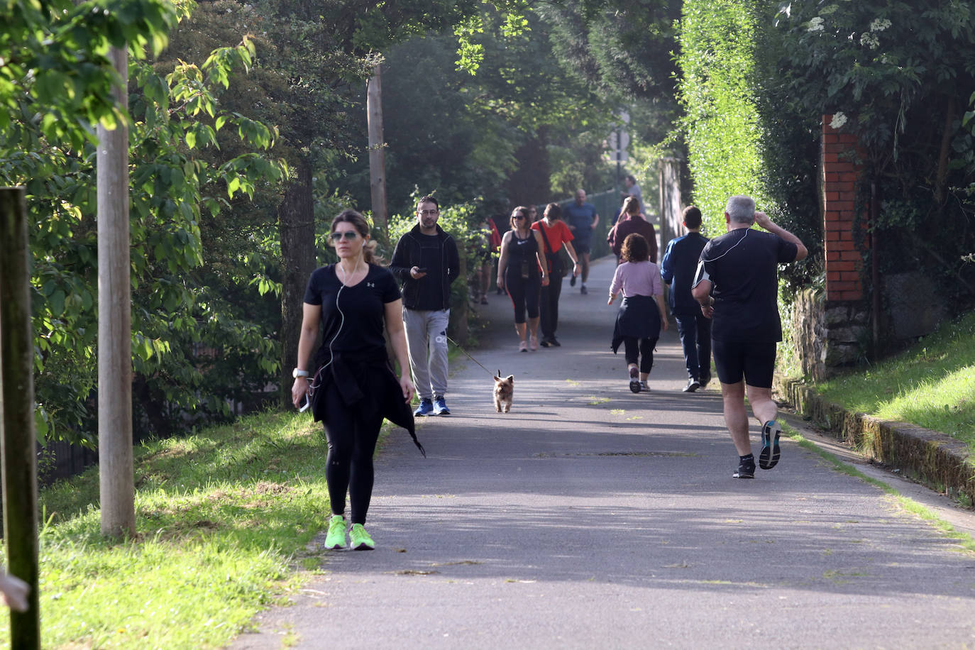 Las salidas de los asturianos para pasear o hacer deporte son algo más contenidas este domingo, aunque la afluencia sigue siendo importante en playas y parques. El control policial se intensifica en esta segunda jornada de libertad.