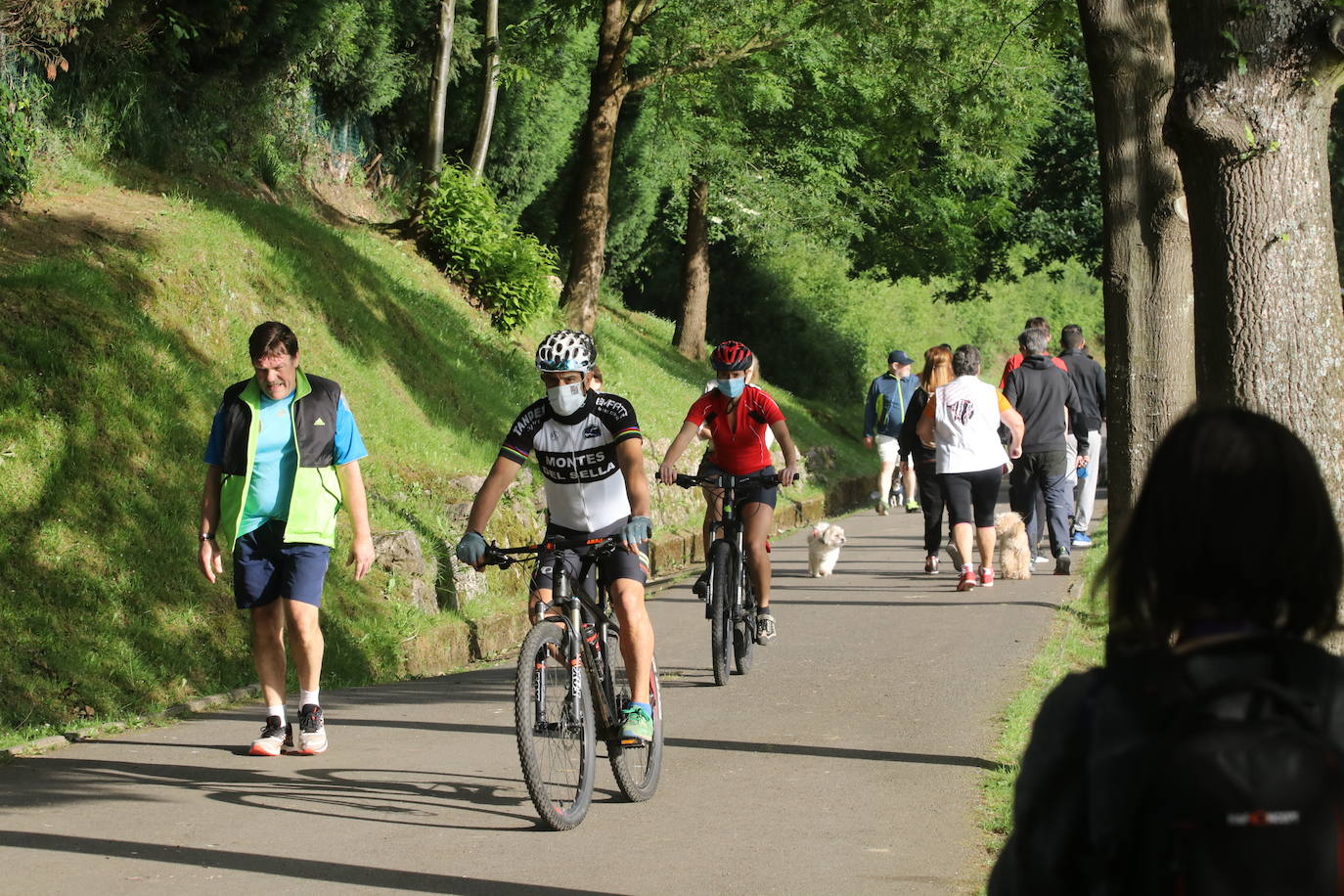 Las salidas de los asturianos para pasear o hacer deporte son algo más contenidas este domingo, aunque la afluencia sigue siendo importante en playas y parques. El control policial se intensifica en esta segunda jornada de libertad.