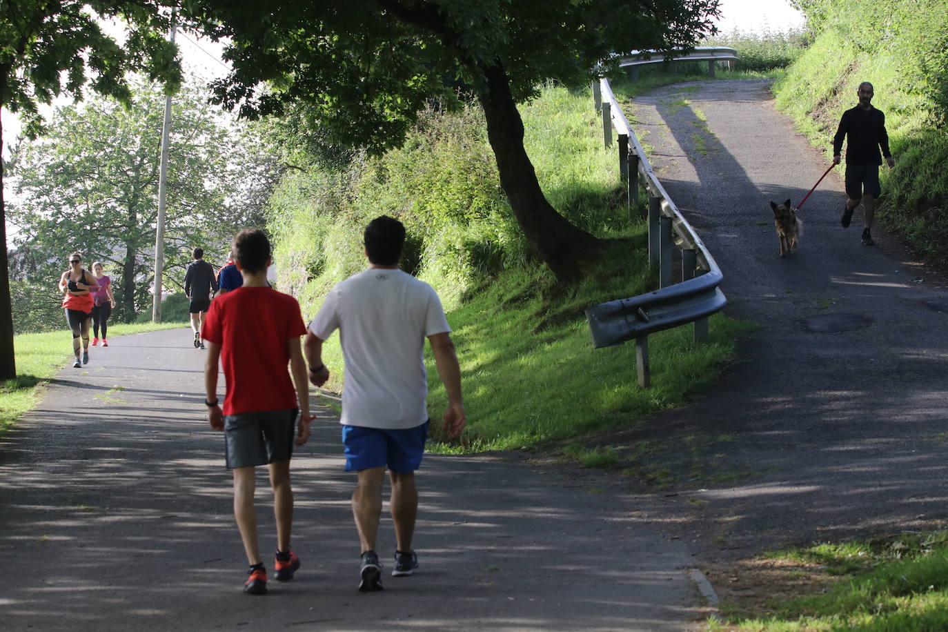 Las salidas de los asturianos para pasear o hacer deporte son algo más contenidas este domingo, aunque la afluencia sigue siendo importante en playas y parques. El control policial se intensifica en esta segunda jornada de libertad.