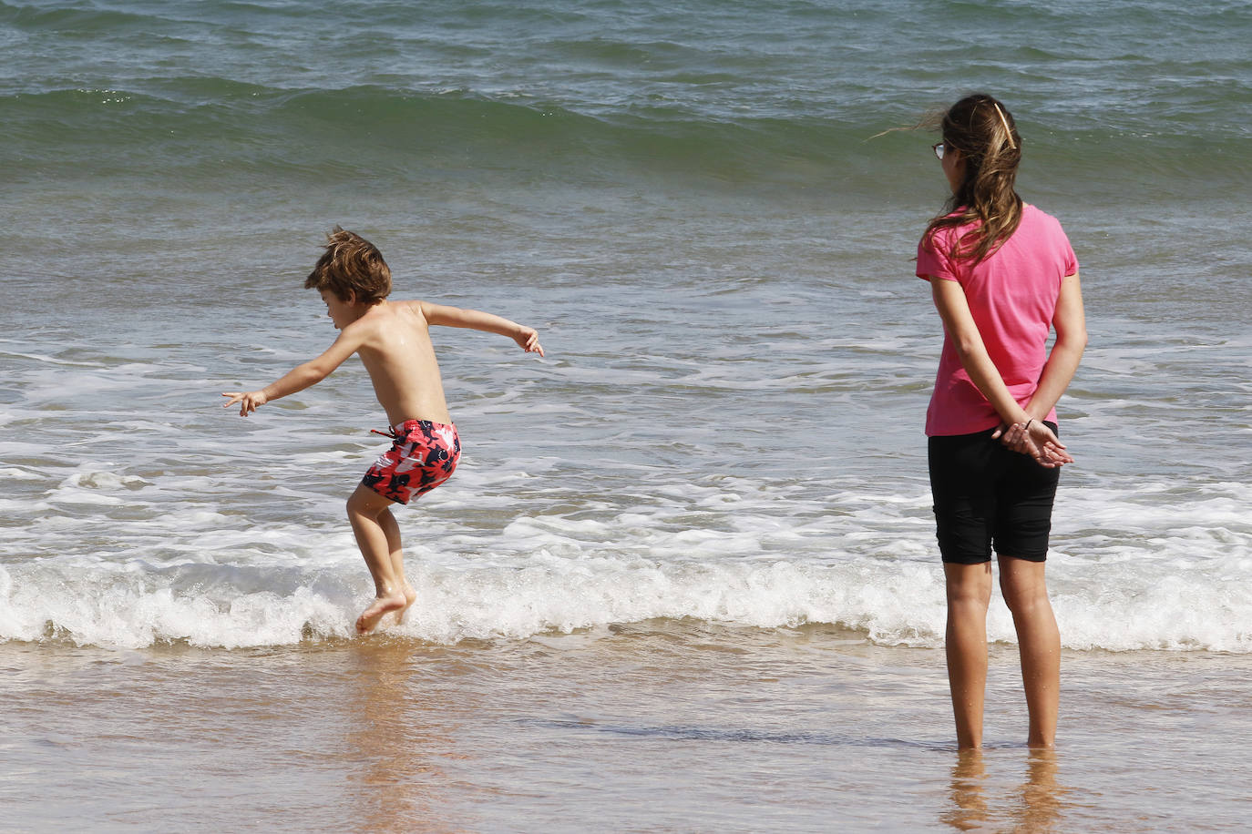 Las salidas de los asturianos para pasear o hacer deporte son algo más contenidas este domingo, aunque la afluencia sigue siendo importante en playas y parques. El control policial se intensifica en esta segunda jornada de libertad.