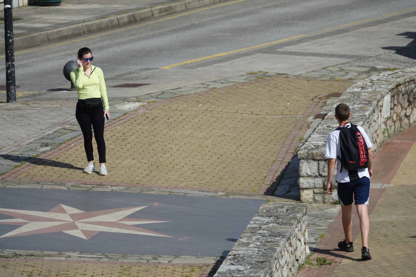Las salidas de los asturianos para pasear o hacer deporte son algo más contenidas este domingo, aunque la afluencia sigue siendo importante en playas y parques. El control policial se intensifica en esta segunda jornada de libertad.