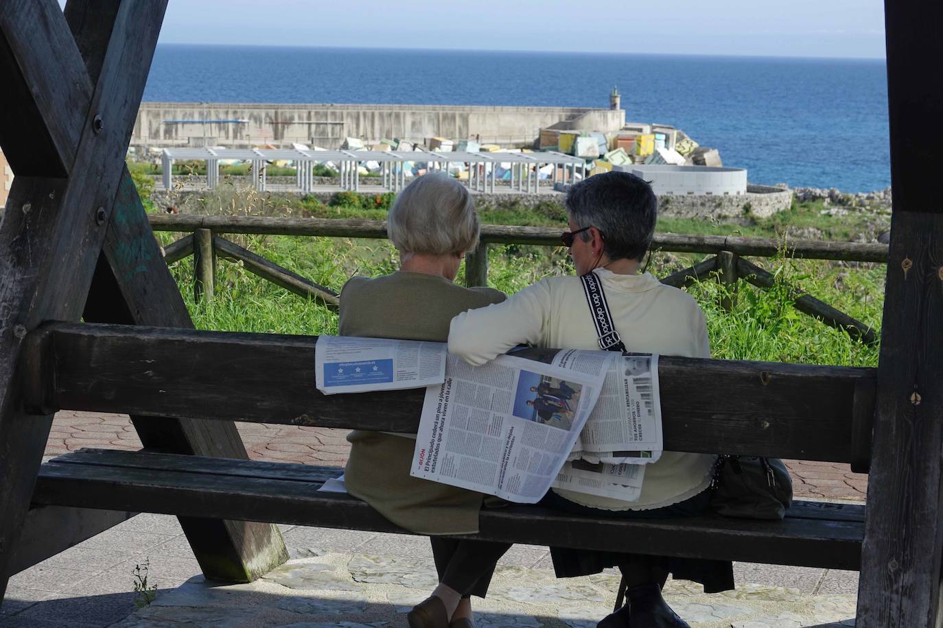 Las salidas de los asturianos para pasear o hacer deporte son algo más contenidas este domingo, aunque la afluencia sigue siendo importante en playas y parques. El control policial se intensifica en esta segunda jornada de libertad.