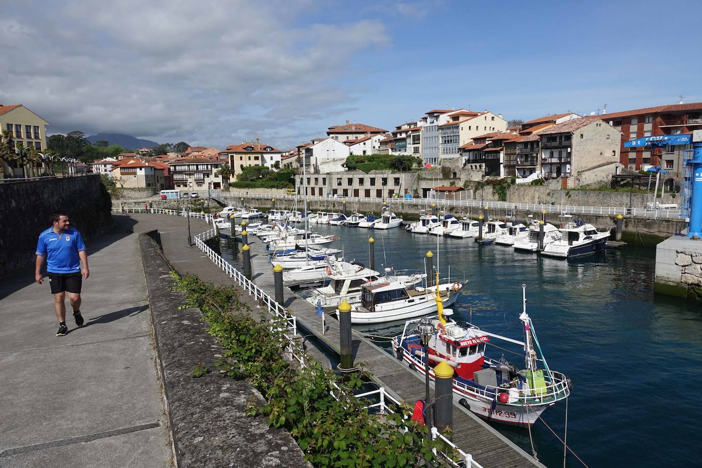 Las salidas de los asturianos para pasear o hacer deporte son algo más contenidas este domingo, aunque la afluencia sigue siendo importante en playas y parques. El control policial se intensifica en esta segunda jornada de libertad.
