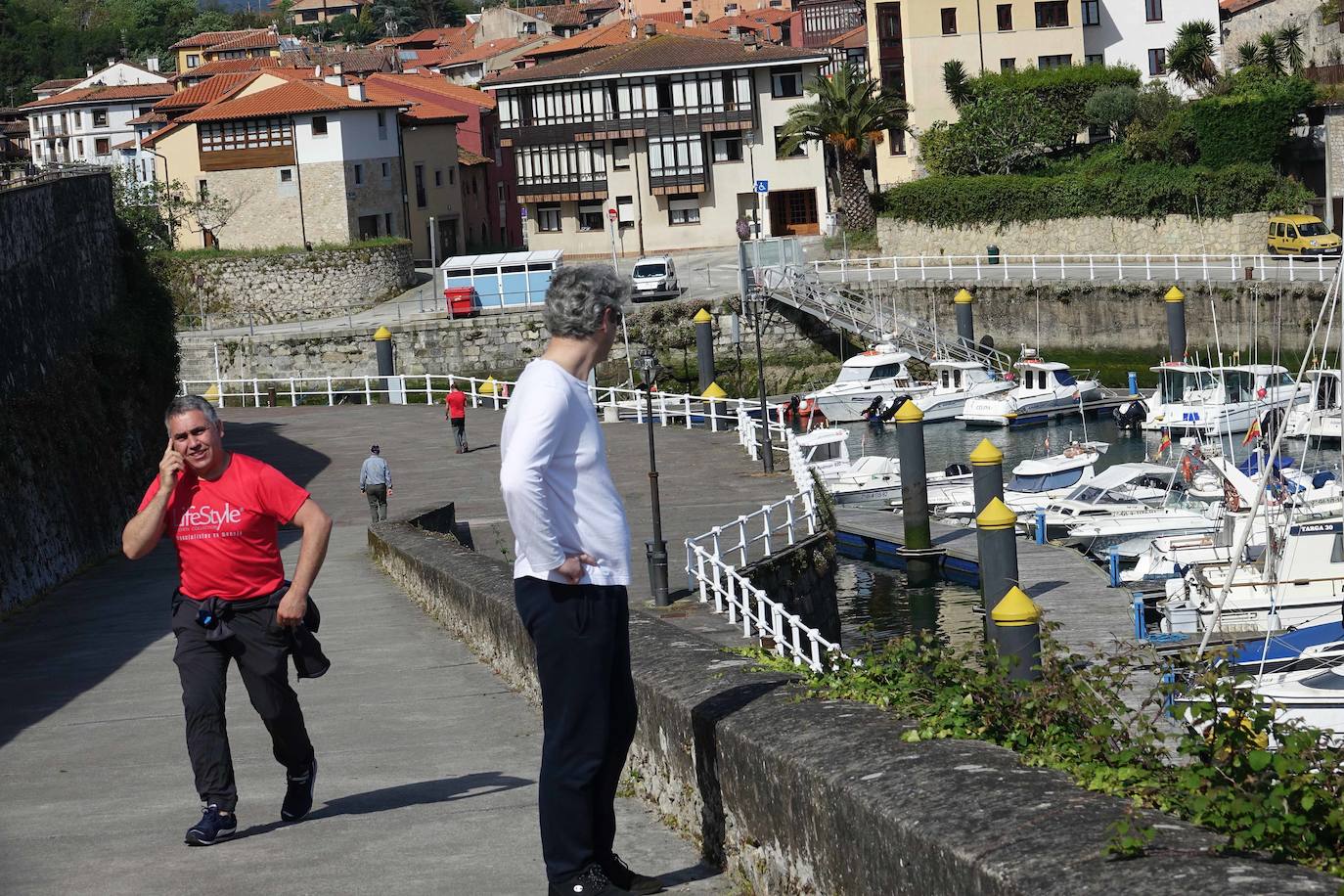 Las salidas de los asturianos para pasear o hacer deporte son algo más contenidas este domingo, aunque la afluencia sigue siendo importante en playas y parques. El control policial se intensifica en esta segunda jornada de libertad.