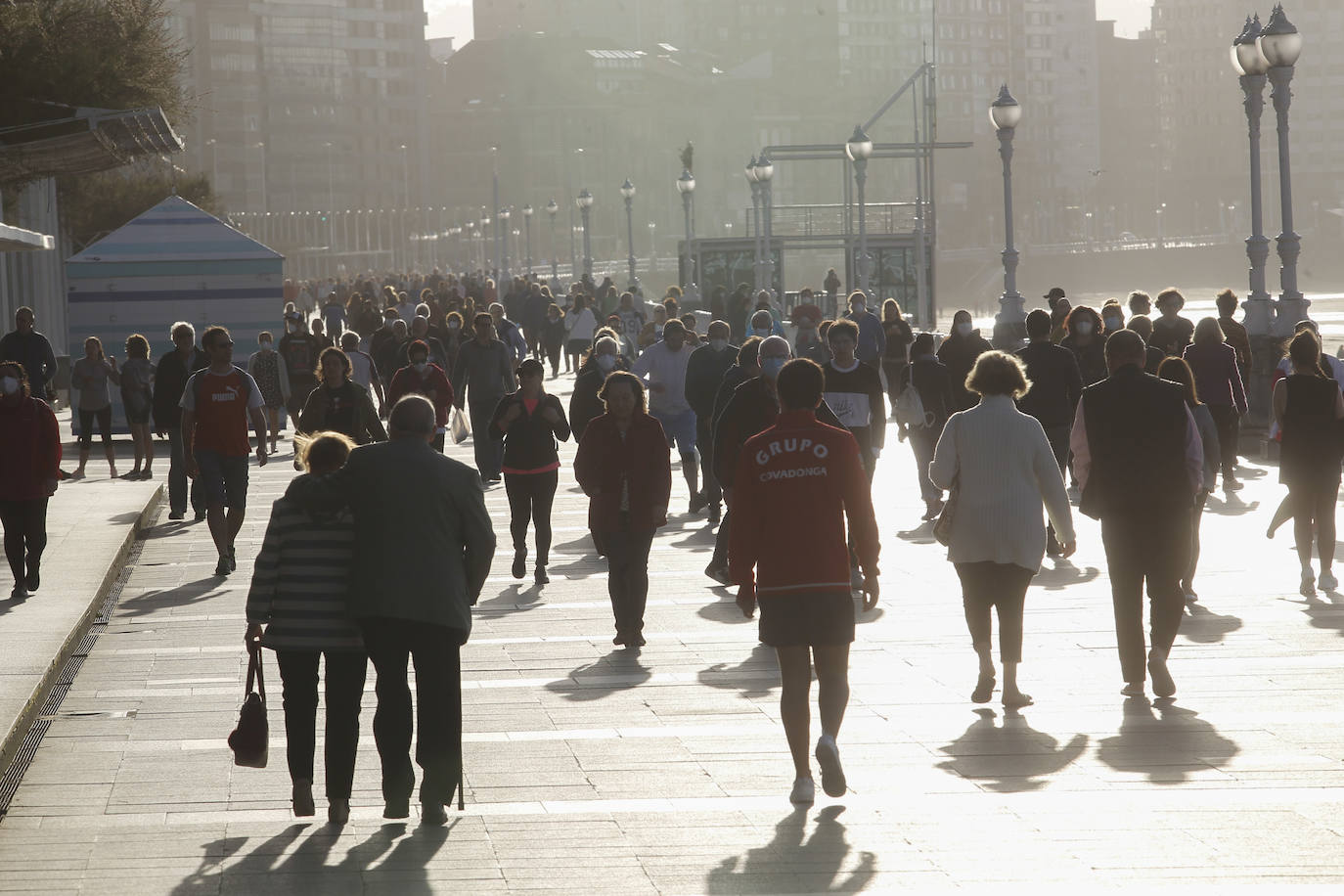 Las salidas de los asturianos para pasear o hacer deporte son algo más contenidas este domingo, aunque la afluencia sigue siendo importante en playas y parques. El control policial se intensifica en esta segunda jornada de libertad.