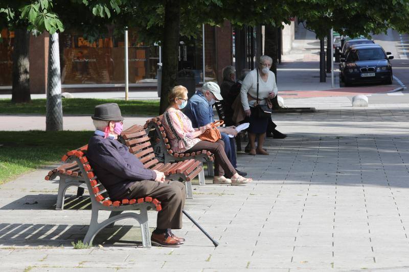 Las salidas de los asturianos para pasear o hacer deporte son algo más contenidas este domingo, aunque la afluencia sigue siendo importante en playas y parques. El control policial se intensifica en esta segunda jornada de libertad.
