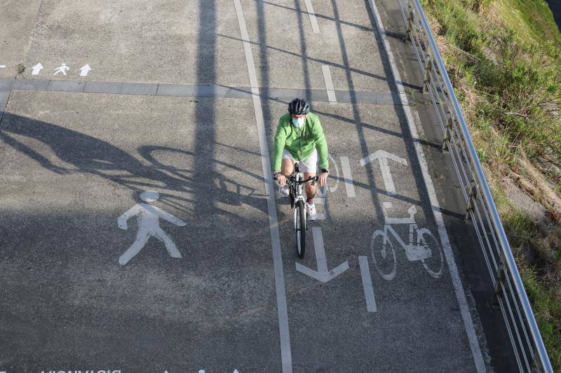 Las salidas de los asturianos para pasear o hacer deporte son algo más contenidas este domingo, aunque la afluencia sigue siendo importante en playas y parques. El control policial se intensifica en esta segunda jornada de libertad.