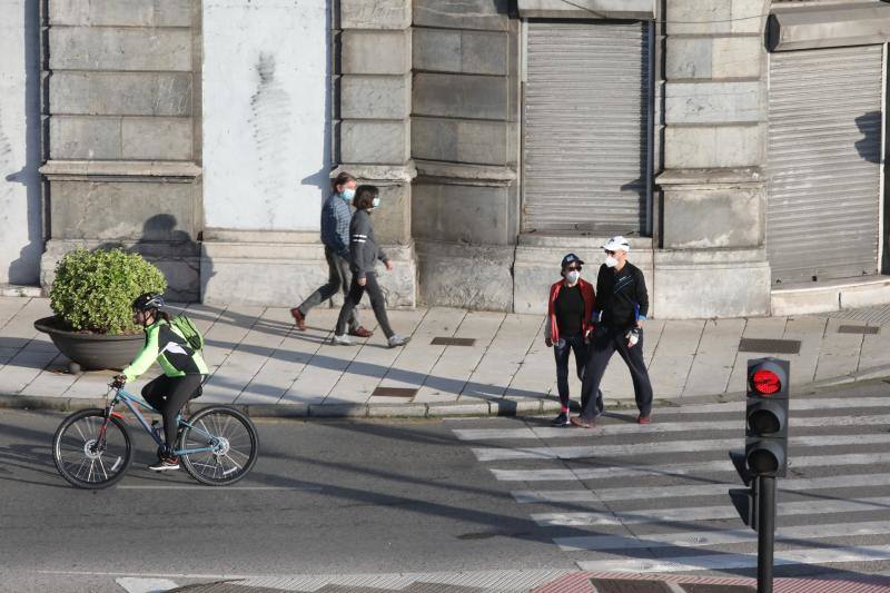 Las salidas de los asturianos para pasear o hacer deporte son algo más contenidas este domingo, aunque la afluencia sigue siendo importante en playas y parques. El control policial se intensifica en esta segunda jornada de libertad.