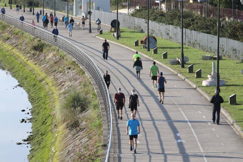 Las salidas de los asturianos para pasear o hacer deporte son algo más contenidas este domingo, aunque la afluencia sigue siendo importante en playas y parques. El control policial se intensifica en esta segunda jornada de libertad.