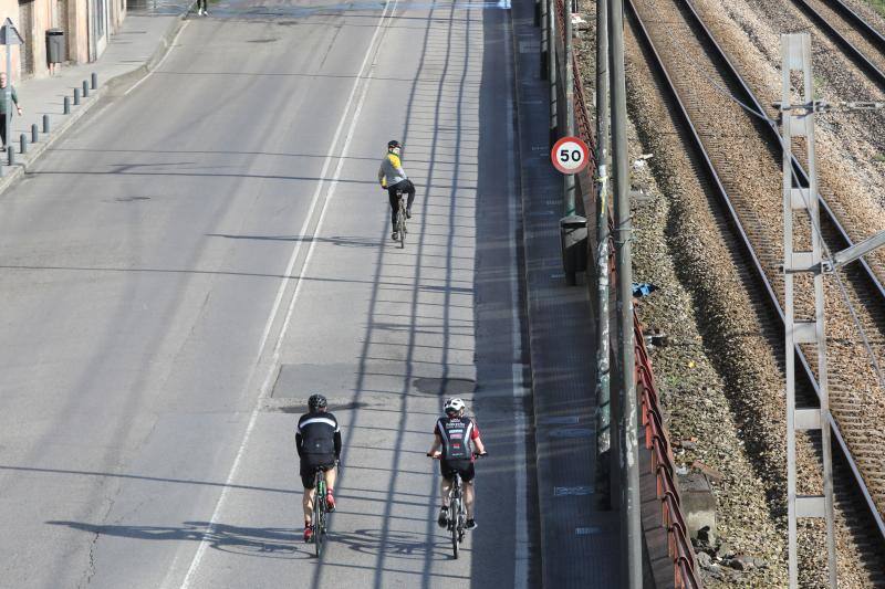 Las salidas de los asturianos para pasear o hacer deporte son algo más contenidas este domingo, aunque la afluencia sigue siendo importante en playas y parques. El control policial se intensifica en esta segunda jornada de libertad.