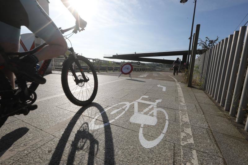 Las salidas de los asturianos para pasear o hacer deporte son algo más contenidas este domingo, aunque la afluencia sigue siendo importante en playas y parques. El control policial se intensifica en esta segunda jornada de libertad.